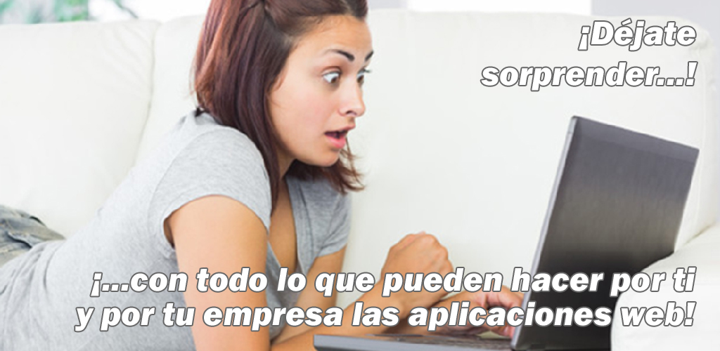 Chica sorprendida y emocionada con aplicaciones web